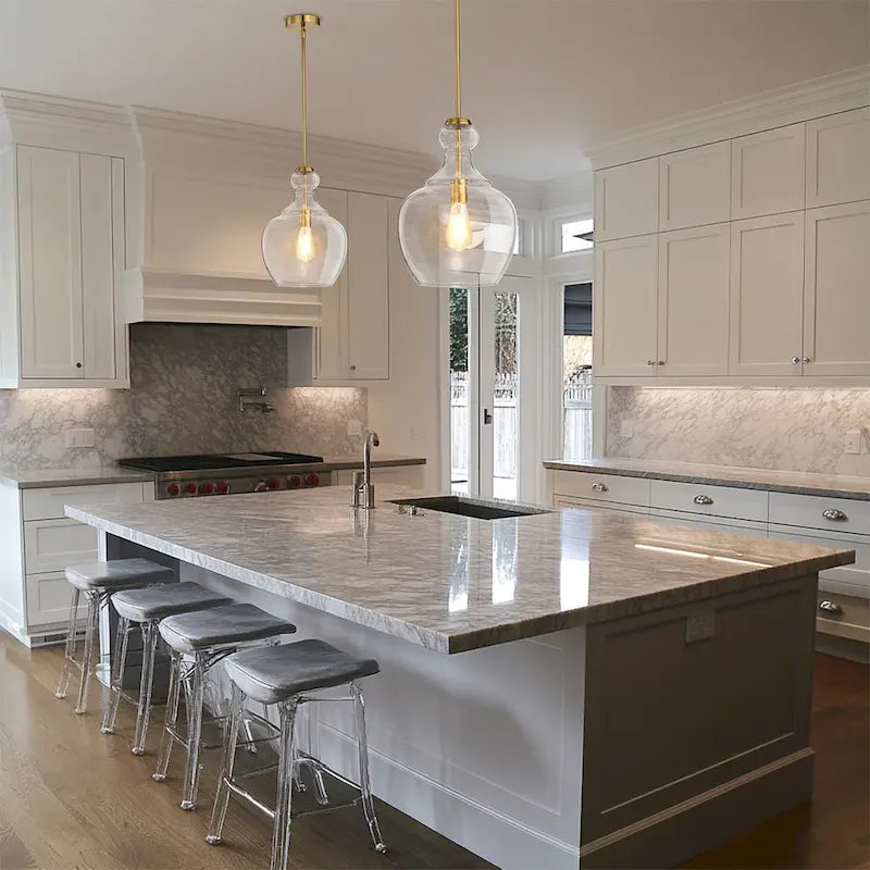 Suspension Tasio en laiton avec abat-jour en verre transparent en forme de carafe