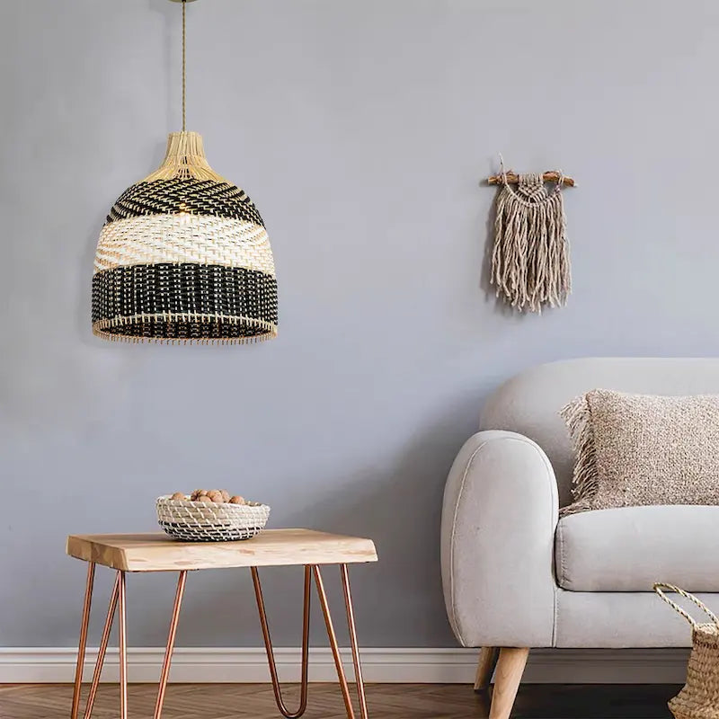 Suspension lumineuse en rotin noir et blanc