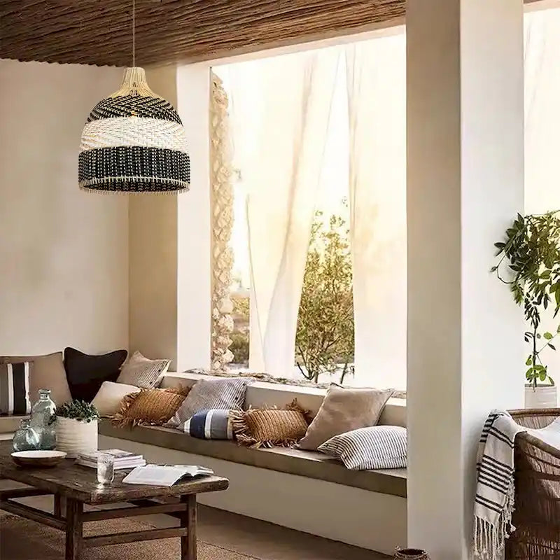 Suspension lumineuse en rotin noir et blanc