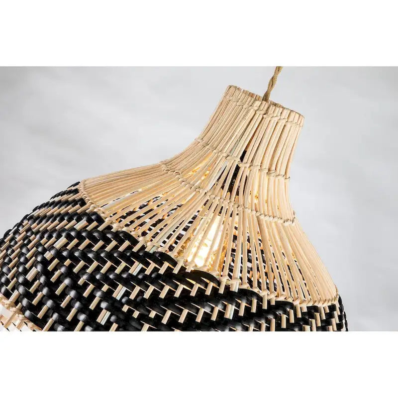 Suspension lumineuse en rotin noir et blanc