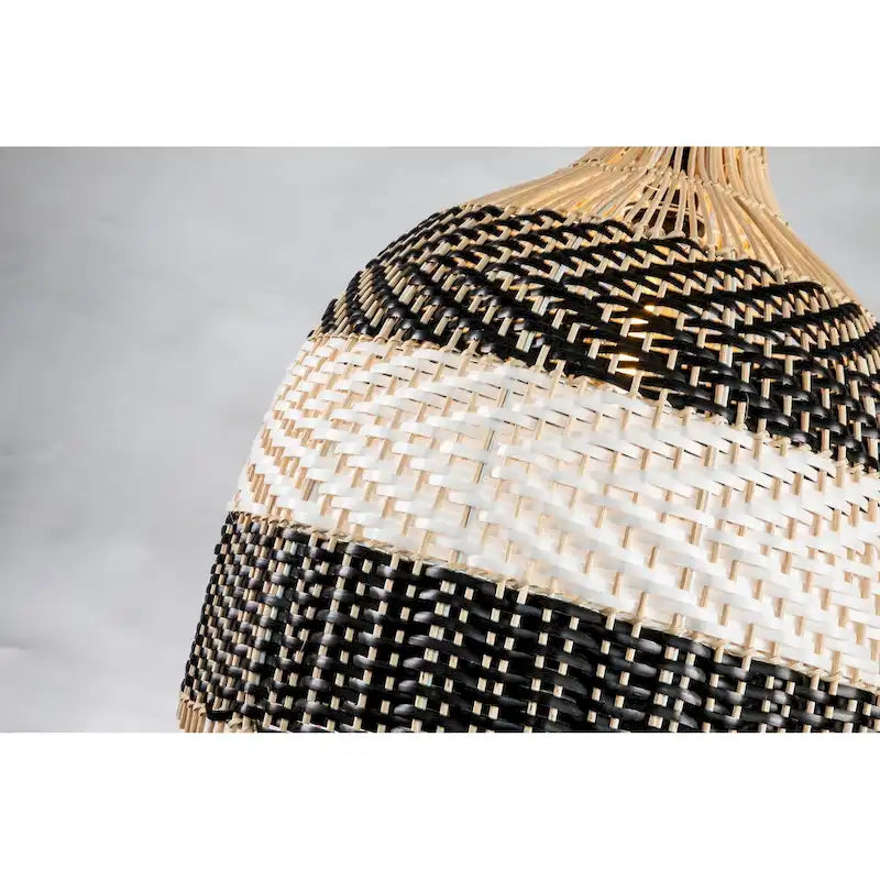 Suspension lumineuse en rotin noir et blanc