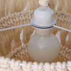 Lustre bohème beige à une lumière avec pompon en coton, design fait main, 40 cm de diamètre.