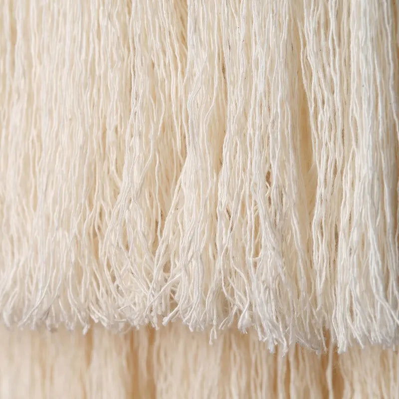 Lustre bohème beige à une lumière avec pompon en coton, design fait main, 40 cm de diamètre.