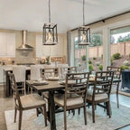 Suspension lanterne carrée en bois vieilli à une lumière, style ferme.