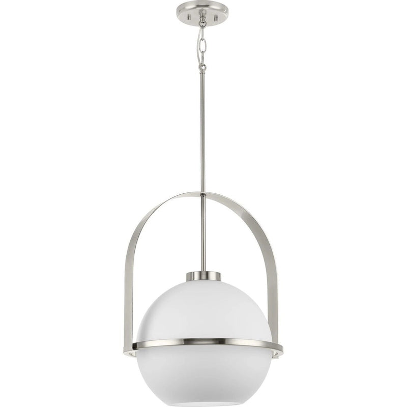 Suspension Delayne Collection à une lumière, style moderne du milieu du siècle, en nickel brossé et verre opale gravé - 41 cm x 41 cm x 55 cm
