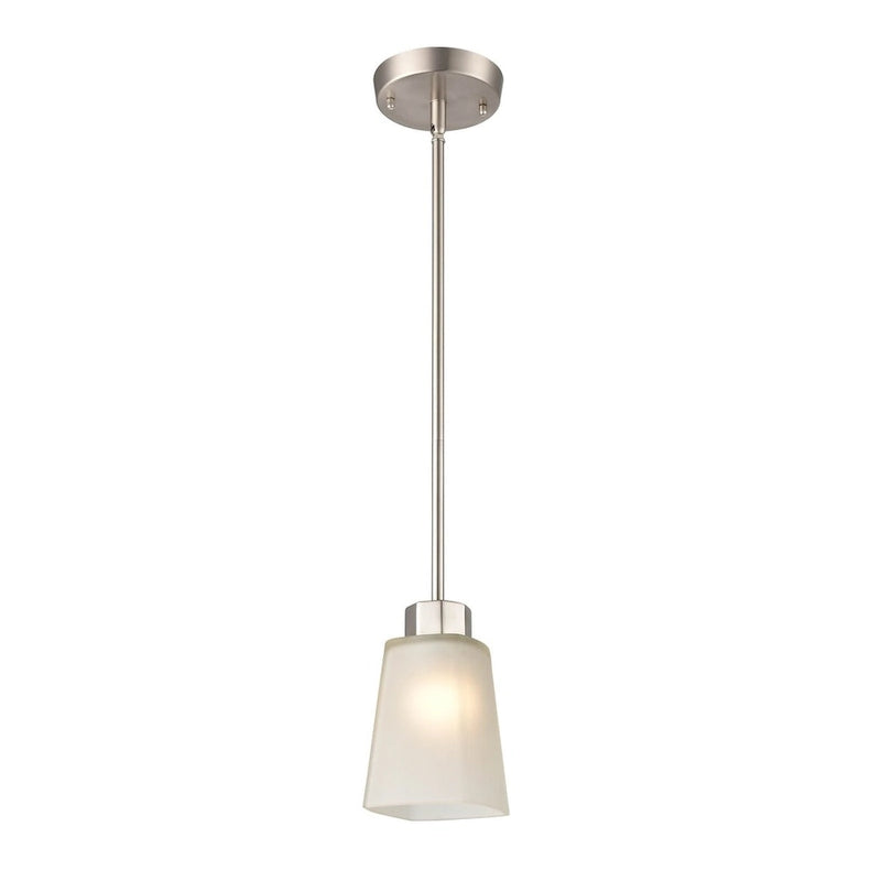 Suspension Coley à une lumière de Millennium Lighting, en nickel brossé avec abat-jour en verre dépoli
