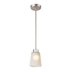 Suspension Coley à une lumière de Millennium Lighting, en nickel brossé avec abat-jour en verre dépoli
