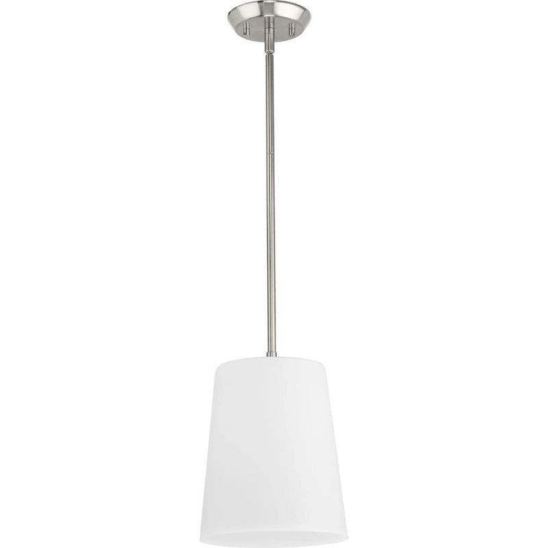 Suspension Clarion Collection à une lumière, finition nickel brossé et blanc gravé, style transitionnel - 22,9 cm x 22,9 cm x 28,9 cm